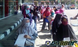 Ditengah Kesulitan Ekonomi, Warga Kelurahan Palasari Bandung Dapat Bansos Dari Walikota